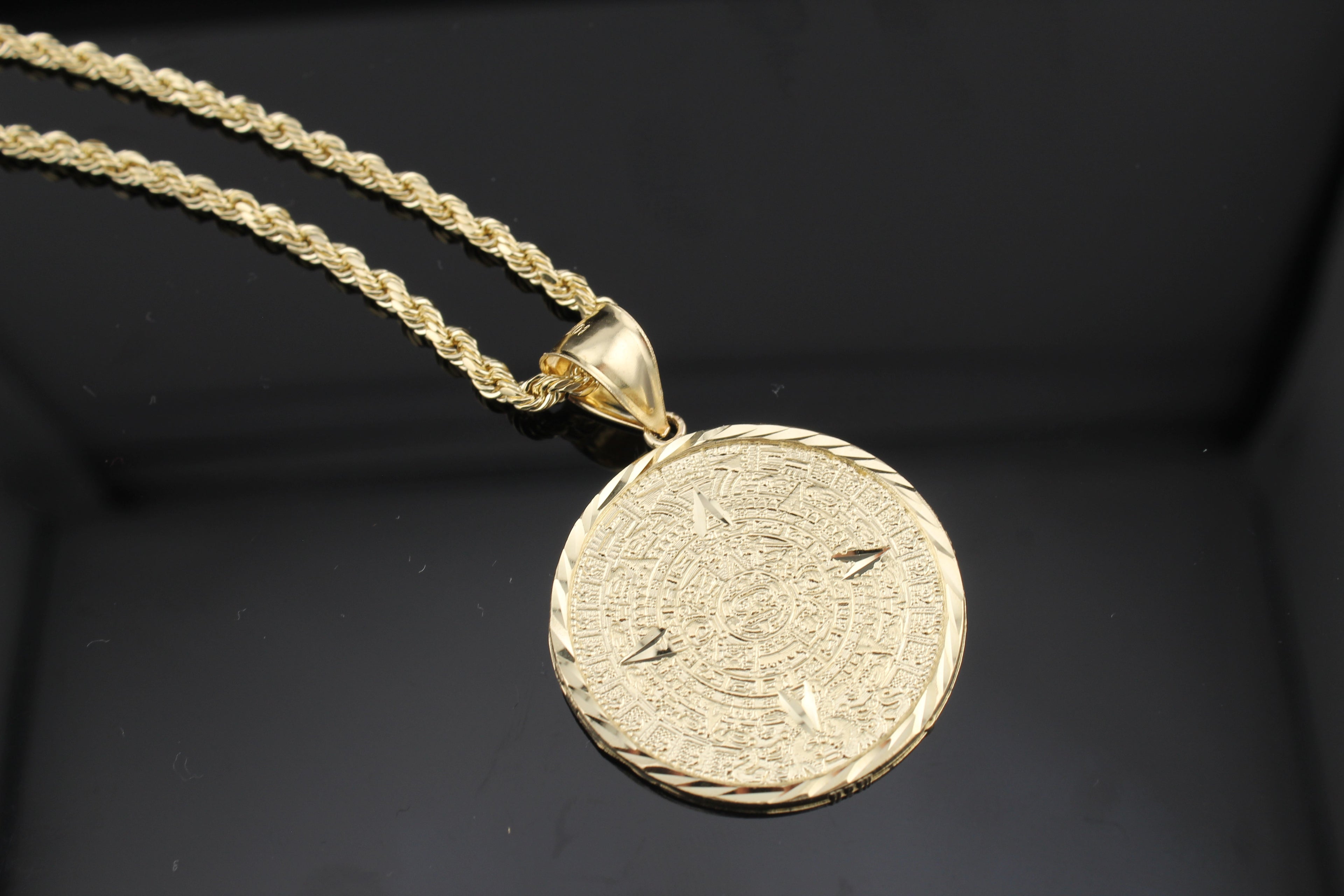 10K Aztec Calander with 3mm 20" 10k rope chain